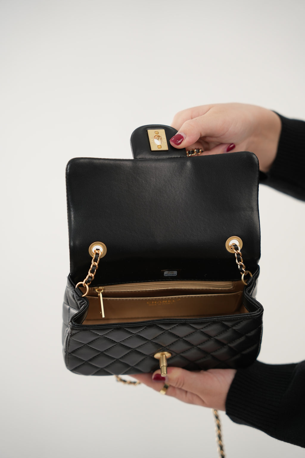 Çantë Ikonike me Elegancë të Përjetshme