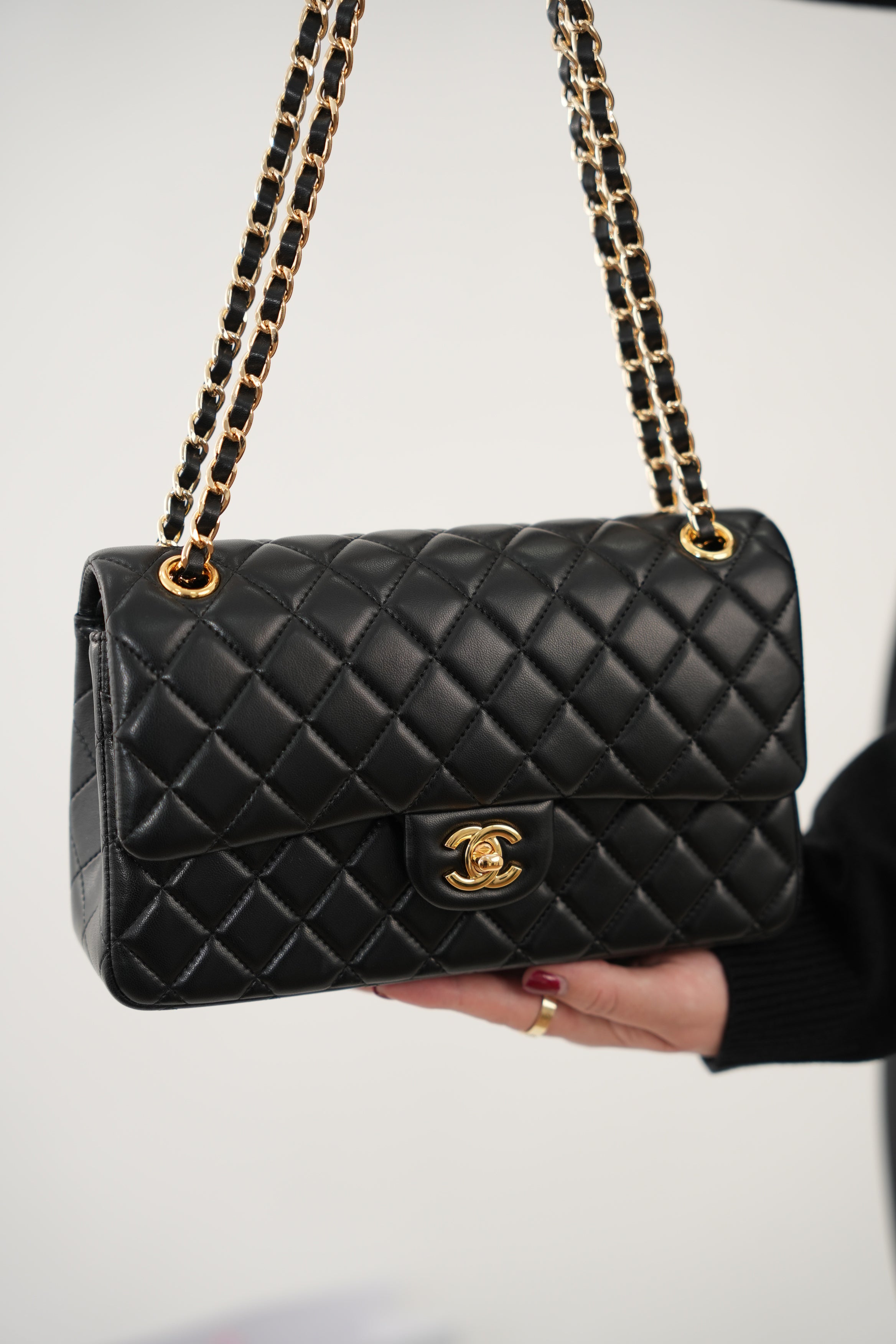 Çantë Premium me Zinxhir të Artë – Stil Elegant & Luks